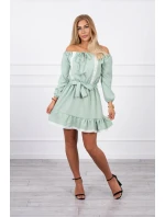 Šaty s odhalenými rameny a krajkou světle zelené barvy Šaty s odhalenými rameny a krajkou světle zelené barvy