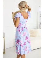 425-14 MATILDE Blinkered midi šaty s obálkovým výstřihem a krátkými rukávy - modré s růžovými květy