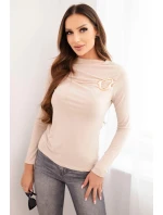 Dámská blůza s ozdobnou sponou mačkaná z viskózy béžová Dámská blůza s ozdobnou sponou mačkaná z viskózy béžová