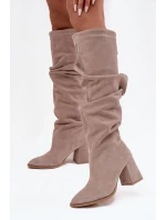 Zmačkané kozačky z přírodního semiše na sloupku zateplené Zazoo 4228 béžové Zmačkané kozačky z přírodního semiše na sloupku zateplené Zazoo 4228 béžové