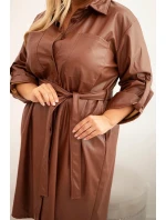Dámské šaty z eko-kůže Plus Size s páskem a límečkem hnědá