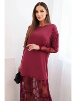 Dámské šaty s tylovým spodním dílem a rukávy bordová