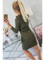 Šaty s kapucí a khaki kapsami