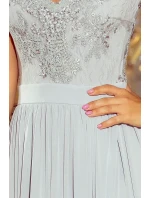 Dlouhé dámské šaty ve stříbrné barvě bez rukávů a s vyšívaným výstřihem model 6405966