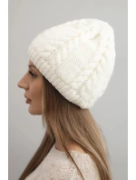 Dámská zimní čepice z vlny s copánkovým vzorem K452 ecru