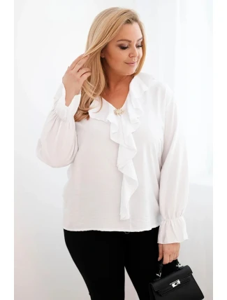 Dámská viskózová blůza Plus Size s volánem a ozdobnou broží bílá