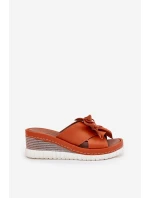 Kožené Dámské Sandály Na Klínu S Dekorativním Květinou Artiker 52C0505 Oranžové Kožené Dámské Sandály Na Klínu S Dekorativním Květinou Artiker 52C0505 Oranžové