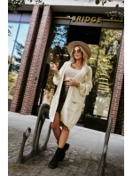 628-1 Módní oversize svetr s ozdobnou broží a praktickými kapsami - béžový