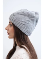 Dámská zimní vlněná čepice s geometrickým vzorem a jemným leskem K401 světle šedá