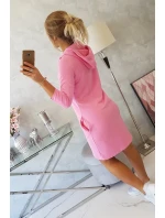 Šaty s kapucí a kapsami světle růžové