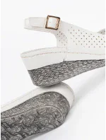 Luxusní bílé  sandály dámské na klínku