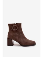 Dámské zateplené kotníkové botky z semiše na sloupku s ozdobným detailem – hnědé Artiker