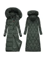 Dlouhá dámská zimní bunda v lahvově zelené barvě s kapucí (7688) Dlouhá dámská zimní bunda v lahvově zelené barvě s kapucí (7688)