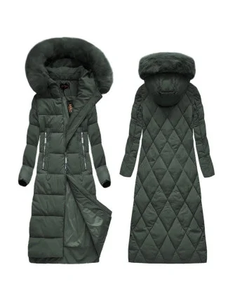 Dlouhá dámská zimní bunda v lahvově zelené barvě s kapucí (7688) Dlouhá dámská zimní bunda v lahvově zelené barvě s kapucí (7688)