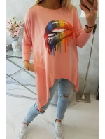 Oversize halenka s duhovým potiskem rtů v meruňkové barvě Oversize halenka s duhovým potiskem rtů v meruňkové barvě