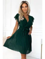 424-6 Šifonové plisované šaty s výstřihem a volánky - BOTTLE GREEN