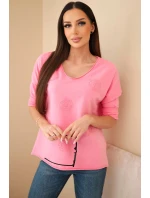 Dámská bavlněná blůza s vyšívanými květinami a V výstřihem růžová