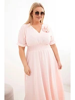 Dámské šaty Plus Size s výstřihem do V a nařaseným pasem pudrově růžové