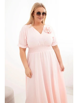 Dámské šaty Plus Size s výstřihem do V a nařaseným pasem pudrově růžové