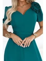 653-1 Elegantní dlouhé šaty s růží, páskem a vysokým rozparkem - lahvově zelené