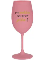 BÝTI MATKA JSOU NĚKDY JATKA! - růžová sklenice na víno 350 ml BÝTI MATKA JSOU NĚKDY JATKA! - růžová sklenice na víno 350 ml
