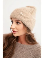 Dámská zimní čepice z huňaté pleteniny a s elegantním knoflíkem bežová