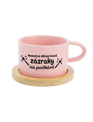 NEMOŽNÉ DĚLÁM HNED, ZÁZRAKY NA POČKÁNÍ - růžový hrníček makronka 200 ml NEMOŽNÉ DĚLÁM HNED, ZÁZRAKY NA POČKÁNÍ - růžový hrníček makronka 200 ml