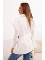 Dámská prošívaná vesta s páskem a širokým límcem bílá