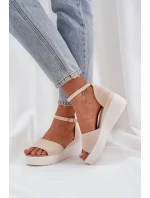 Lehké sandály na platformě a jemném klínu světle béžové Gillifia