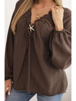 Dámská blůza s viskózou s nařaseným výstřihem a ozdobou hnědá