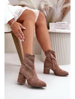 Zdobené dámské boty na podpatku z eko semiše hnědé S.Barski HY42-029 Zdobené dámské boty na podpatku z eko semiše hnědé S.Barski HY42-029