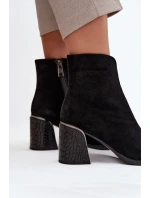 Semišové dámské kotníkové boty na podpatku s rytím zateplené Vinceza 66801 černé