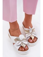 Kožené Dámské Klapky Na Klínu S Ozdobným Květem Artiker 52C0537 Bílé Kožené Dámské Klapky Na Klínu S Ozdobným Květem Artiker 52C0537 Bílé