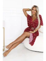 604-1 Smyslné bílé hráškové šaty s obálkovým výstřihem a ozdobným páskem - vínové