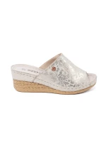 Pohodlné dámské Jasnobeżowy nazouváky na klínku Pohodlné dámské Jasnobeżowy nazouváky na klínku