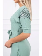 Šaty s křídly na ramenou tmavě mátové barvy