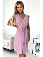 374-3 POLINA Plisované šaty s výstřihem a volánky - DARK RED