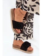 Dámské pantofle na platformě s ozdobnými květinami – černé