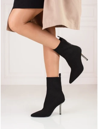 Krásné dámské černé  kotníčkové boty na jehlovém podpatku