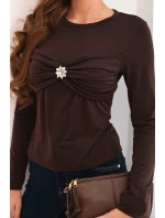 Dámská blůza z viskózy přiléhavá s drapováním a broží hnědá Dámská blůza z viskózy přiléhavá s drapováním a broží hnědá