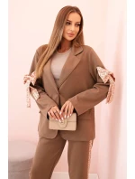 Dámská souprava s viskózou – sako s klopami a kalhoty s lampasem camelový
