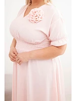 Dámské šaty Plus Size s výstřihem do V a nařaseným pasem pudrově růžové