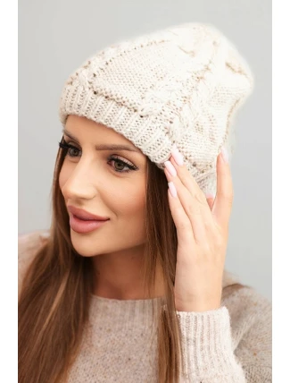 Dámská zimní čepice z vlny s pleteným vzorem K452 béžová Dámská zimní čepice z vlny s pleteným vzorem K452 béžová