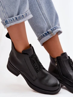 Dámské kožené kotníkové boty na podpatku s ozdobou D&A – černé