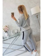 Šedá pruhovaná sportovní souprava