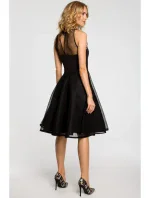 M148 Večerní šaty ke kolenům se síťovaným sedlem - černé M148 Večerní šaty ke kolenům se síťovaným sedlem - černé