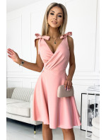 ROSALIA - Velmi žensky působící dámské šaty v pudrově růžové barvě s přeloženým obálkovým výstřihem a mašličkami 393-2