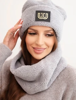 Dámská polarová souprava čepice a nákrčník s ozdobnou nášivkou šedý