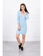 Přiléhavé šaty s modrým výstřihem
