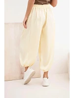 Dámské široké kalhoty s gumou v pase a zavazováním ve stylu aladinek žluté Dámské široké kalhoty s gumou v pase a zavazováním ve stylu aladinek žluté